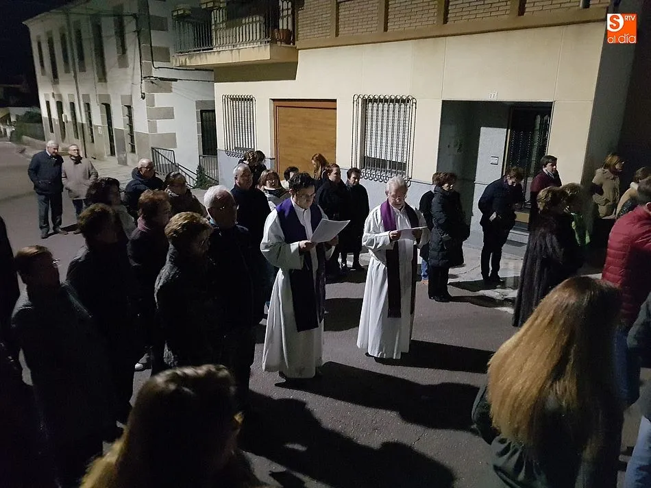 Foto 7 - Solemnidad y devoci&oacute;n en la procesi&oacute;n de las Siete Palabras