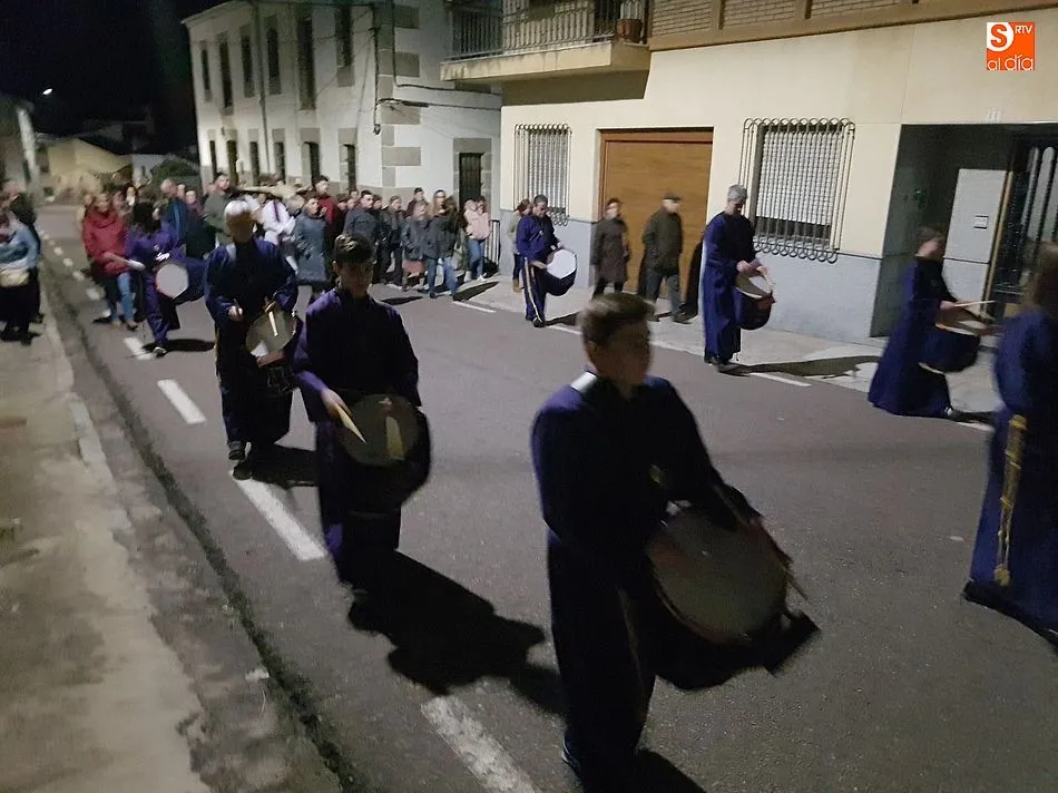 Foto 6 - Solemnidad y devoci&oacute;n en la procesi&oacute;n de las Siete Palabras