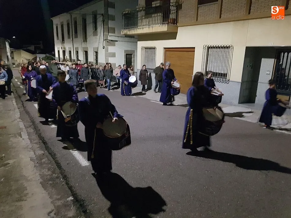 Foto 5 - Solemnidad y devoci&oacute;n en la procesi&oacute;n de las Siete Palabras