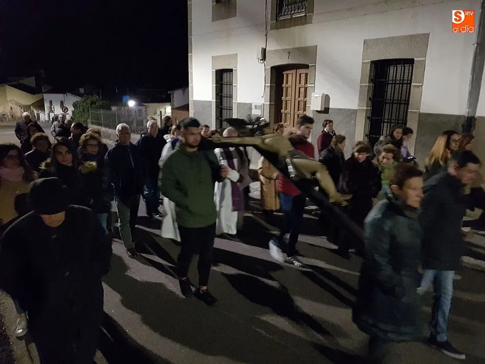 Foto 4 - Solemnidad y devoci&oacute;n en la procesi&oacute;n de las Siete Palabras