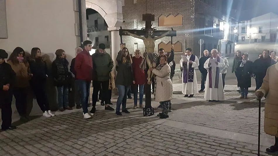 Foto 3 - Solemnidad y devoci&oacute;n en la procesi&oacute;n de las Siete Palabras