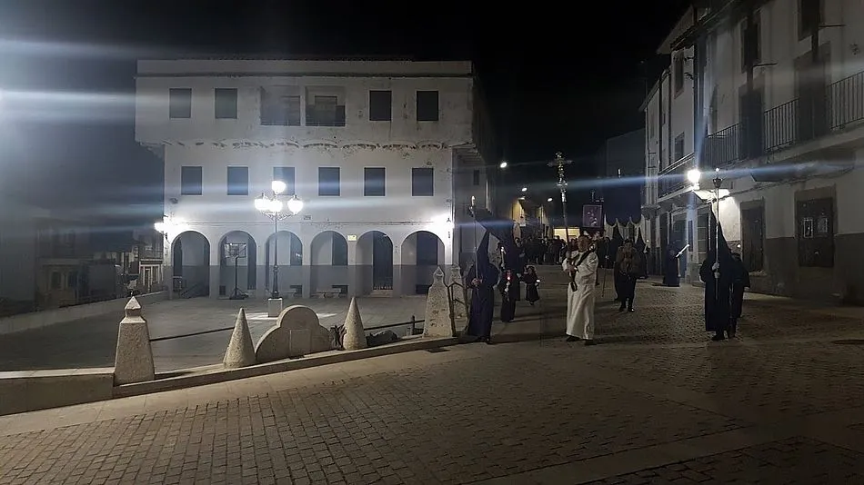 Foto 2 - Solemnidad y devoci&oacute;n en la procesi&oacute;n de las Siete Palabras