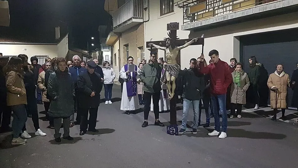 Solemnidad y devoción en la procesión de las Siete Palabras