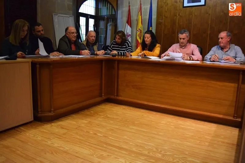 Populares y socialistas sentados durante el pleno