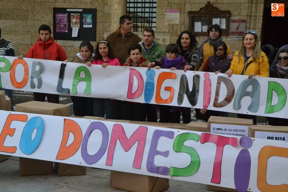 Foto 4 - C&aacute;ritas desarrolla una performance para conmemorar el D&iacute;a de las Empleadas de Hogar  