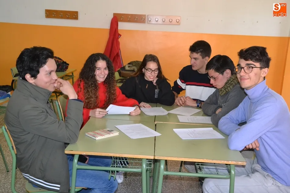 Foto 2 - Alumnos de una prestigiosa academia de Roma colaboran en las clases de lat&iacute;n del Fray Diego  