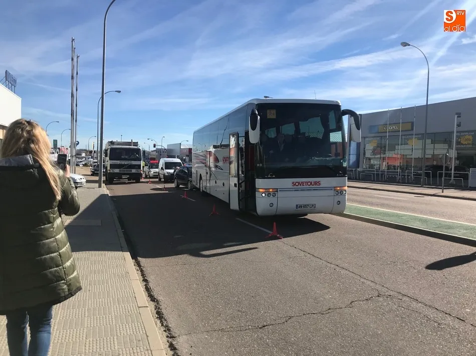 Foto 5 - Un accidente en el pol&iacute;gono de los Villares causa retenciones en la carretera de Valladolid  
