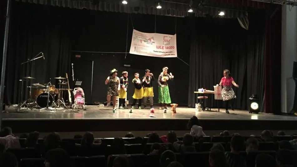 Tanto los niños de Infantil y Primaria como los de la guardería municipal disfrutaron de la obra ¡Vicentina, Vicentina! de We Like English Teatro