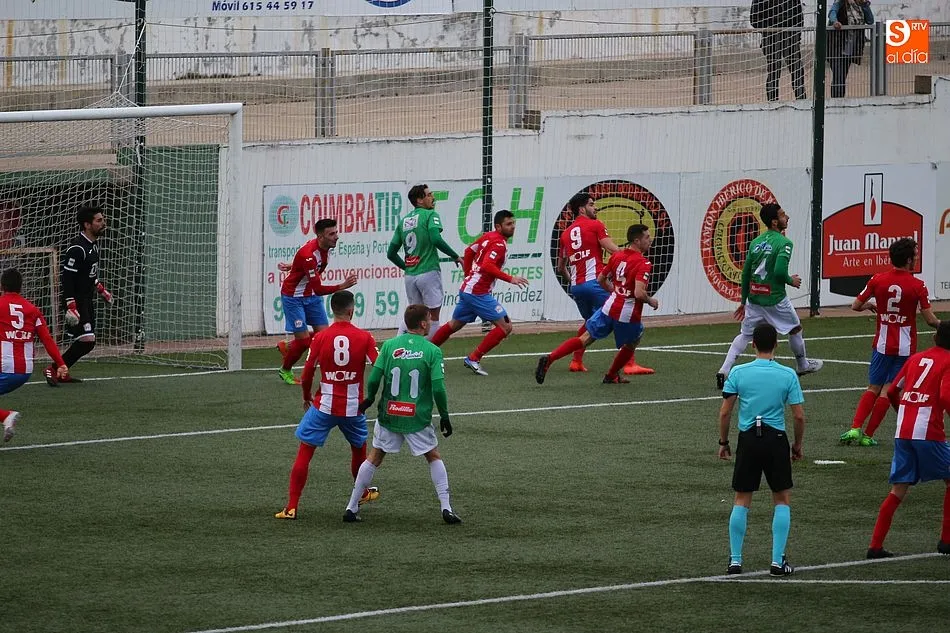 Foto 10 - Cuarta derrota consecutiva para el CD Guijuelo que pierde en casa contra el Navalcarnero (0-1)