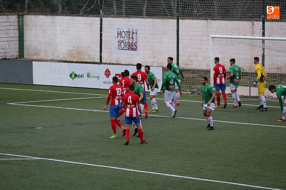 Foto 9 - Cuarta derrota consecutiva para el CD Guijuelo que pierde en casa contra el Navalcarnero (0-1)