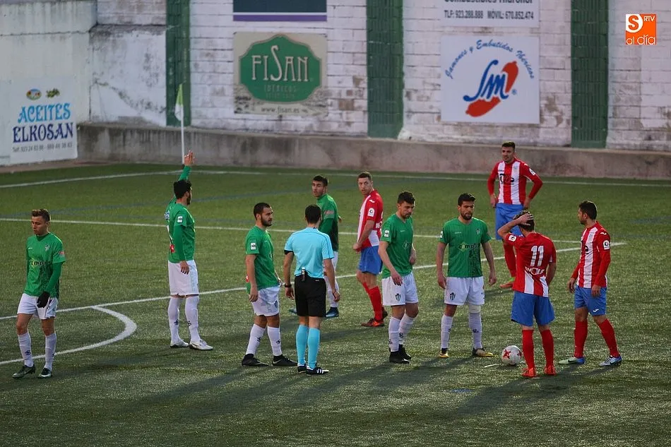 Foto 7 - Cuarta derrota consecutiva para el CD Guijuelo que pierde en casa contra el Navalcarnero (0-1)