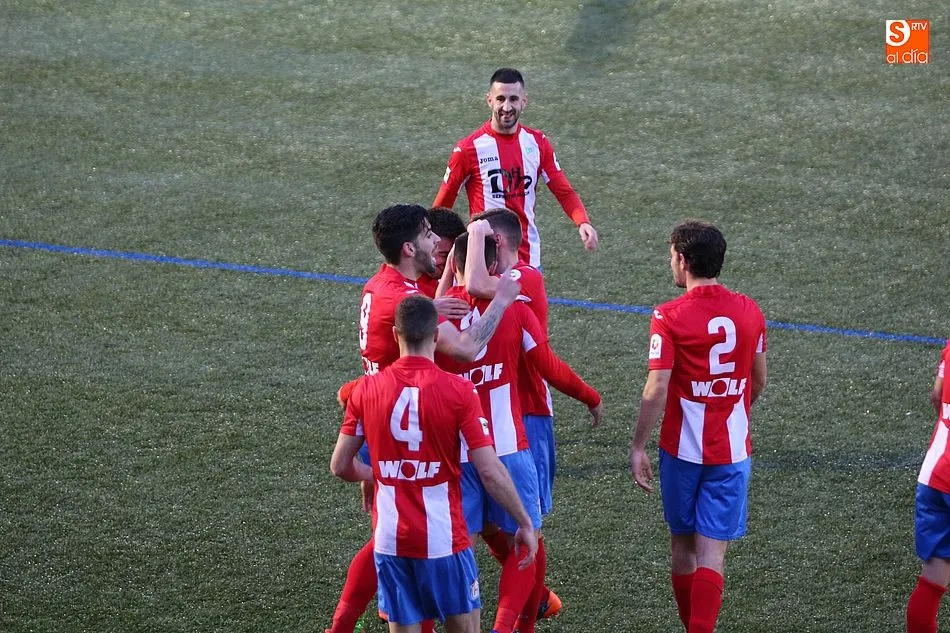 Foto 3 - Cuarta derrota consecutiva para el CD Guijuelo que pierde en casa contra el Navalcarnero (0-1)