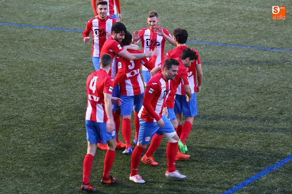 Foto 2 - Cuarta derrota consecutiva para el CD Guijuelo que pierde en casa contra el Navalcarnero (0-1)