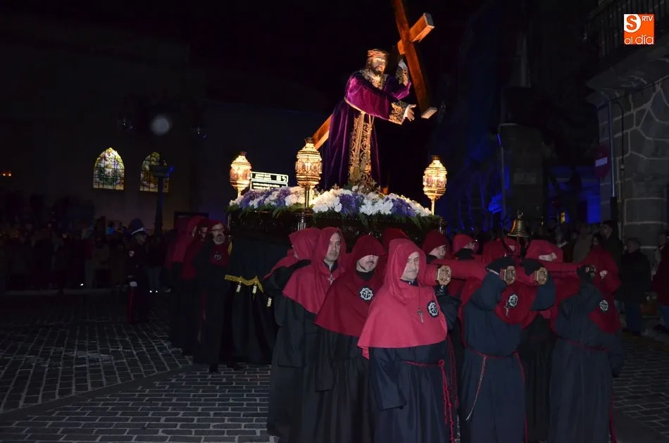 Foto 10 - La calle se emociona en la oscuridad rota por la Procesi&oacute;n del Silencio  