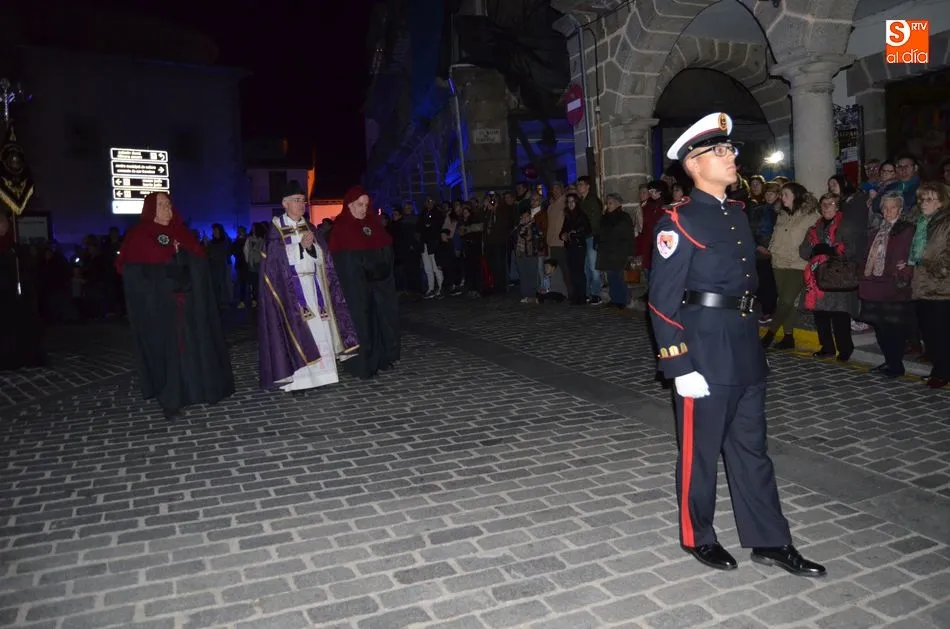 Foto 8 - La calle se emociona en la oscuridad rota por la Procesi&oacute;n del Silencio  