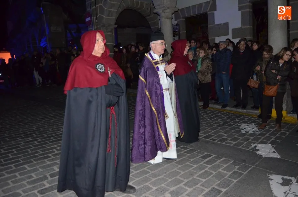 Foto 7 - La calle se emociona en la oscuridad rota por la Procesi&oacute;n del Silencio  