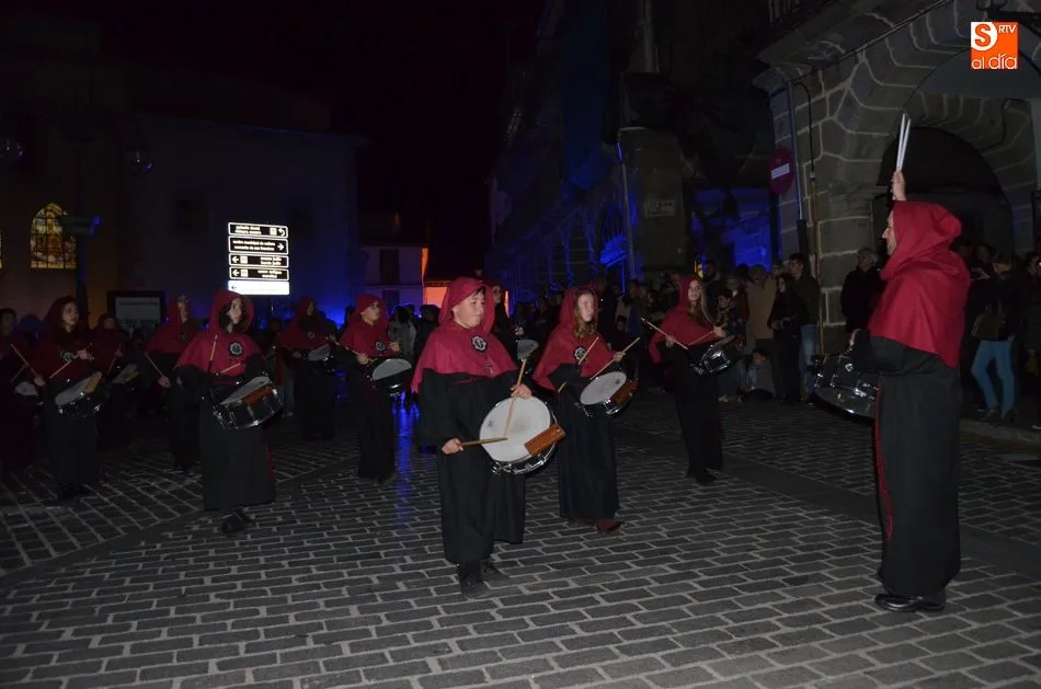 Foto 6 - La calle se emociona en la oscuridad rota por la Procesi&oacute;n del Silencio  