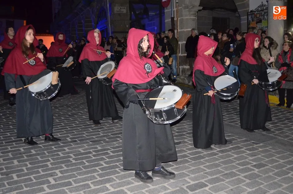 Foto 5 - La calle se emociona en la oscuridad rota por la Procesi&oacute;n del Silencio  