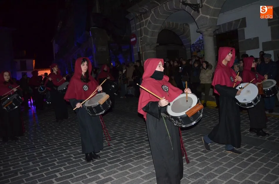 Foto 4 - La calle se emociona en la oscuridad rota por la Procesi&oacute;n del Silencio  