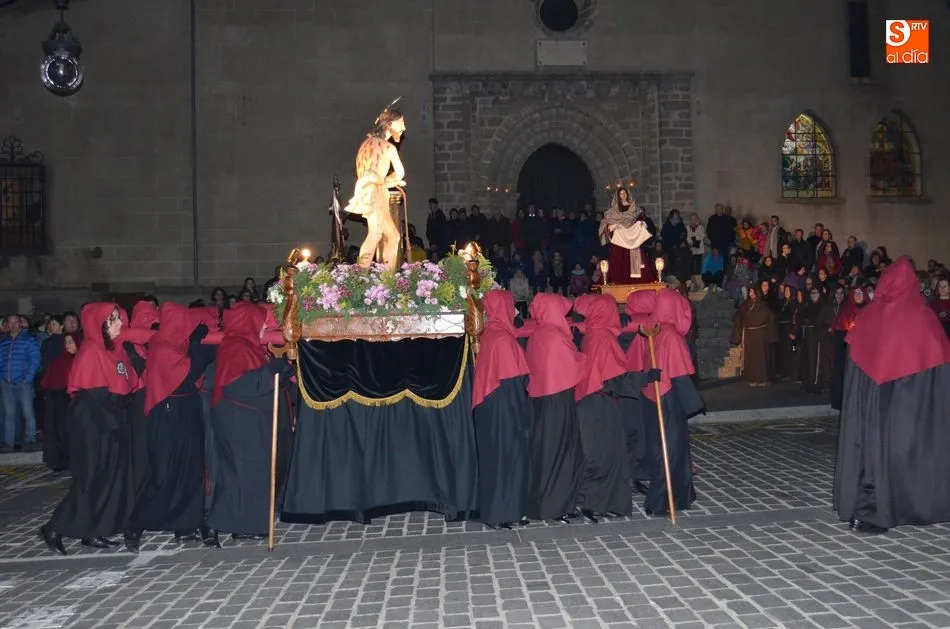 Foto 3 - La calle se emociona en la oscuridad rota por la Procesi&oacute;n del Silencio  