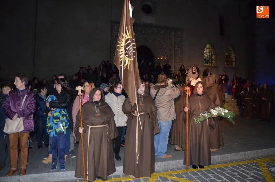 Foto 2 - La calle se emociona en la oscuridad rota por la Procesi&oacute;n del Silencio  