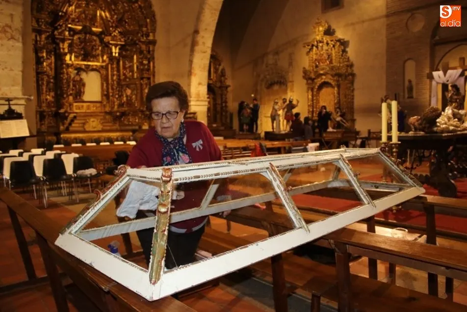 Foto 11 - La cofrad&iacute;a de la Vera Cruz pone a punto los pasos procesionales