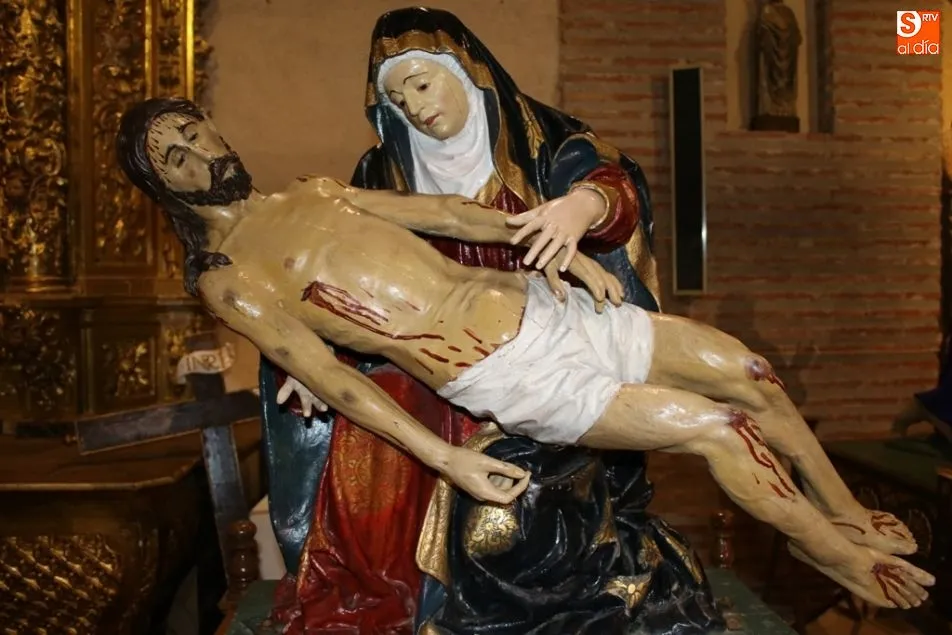 Foto 9 - La cofrad&iacute;a de la Vera Cruz pone a punto los pasos procesionales
