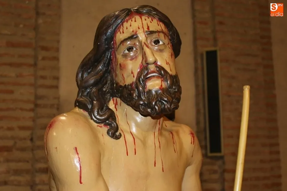 Foto 6 - La cofrad&iacute;a de la Vera Cruz pone a punto los pasos procesionales