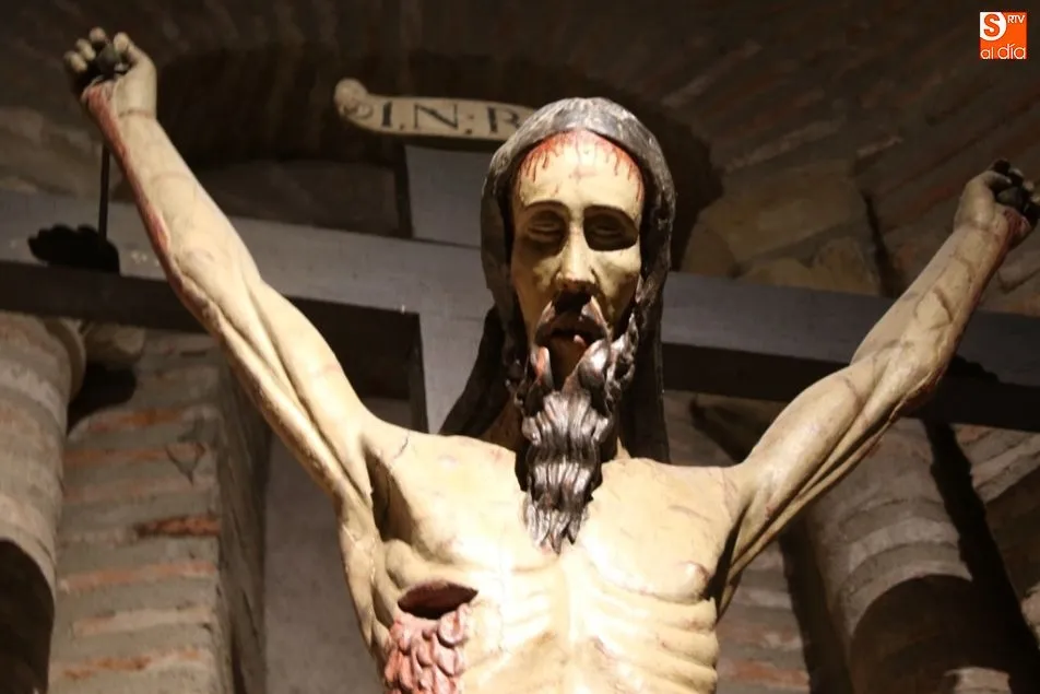Foto 4 - La cofrad&iacute;a de la Vera Cruz pone a punto los pasos procesionales