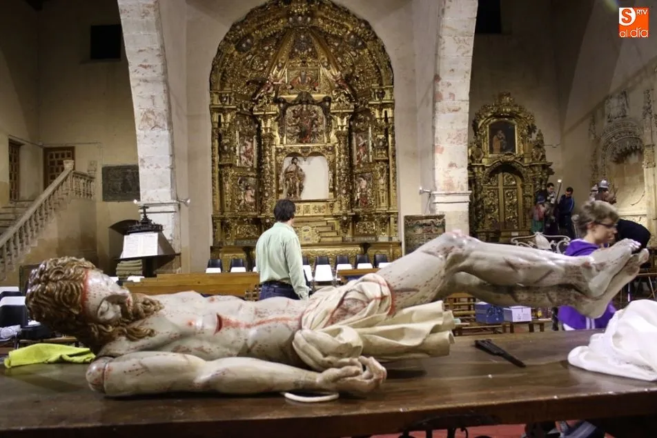 Foto 3 - La cofrad&iacute;a de la Vera Cruz pone a punto los pasos procesionales