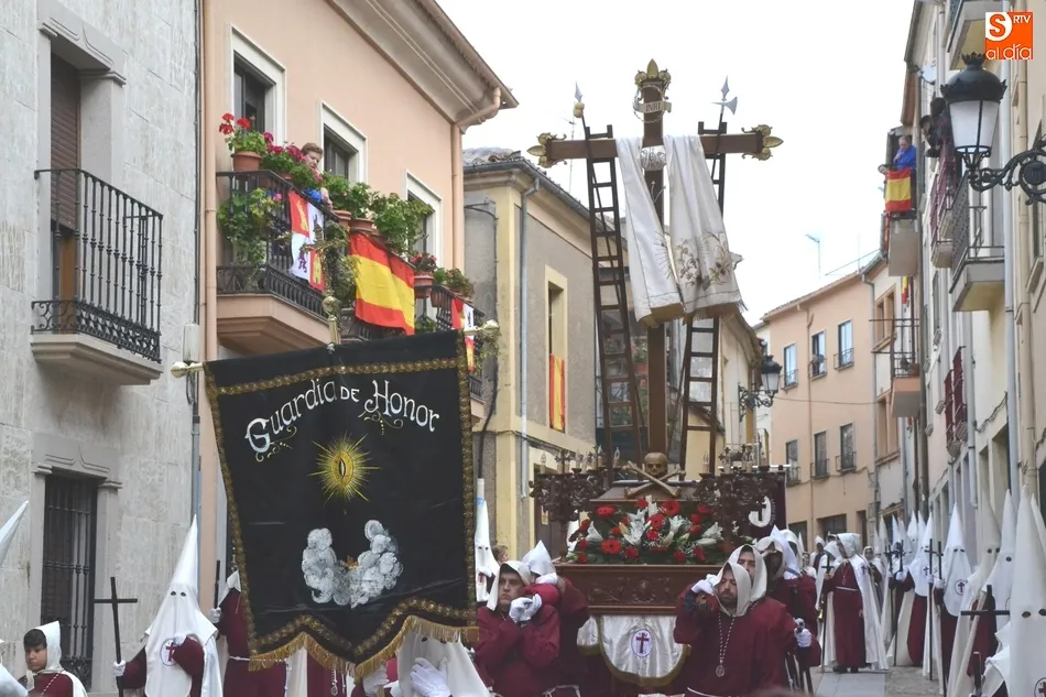 La Cruz madruga para desarrollar a toda velocidad su segunda procesión  