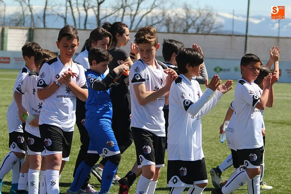 Foto 4 - Medio millar de futbolistas en la Tour Cup de benjamines y alevines