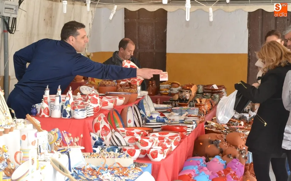 Primeras compras en la XXXVI Feria de Cerámica, que reúne a artesanos de 7 Comunidades  
