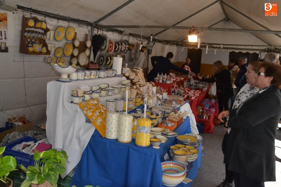 Foto 9 - Primeras compras en la XXXVI Feria de Cer&aacute;mica, que re&uacute;ne a artesanos de 7 Comunidades  