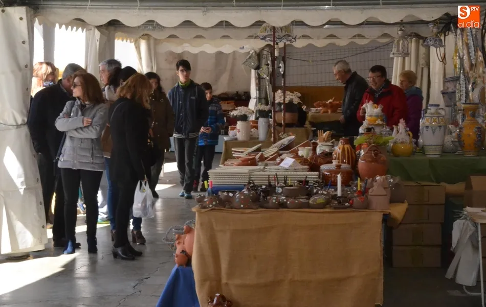 Foto 2 - Primeras compras en la XXXVI Feria de Cer&aacute;mica, que re&uacute;ne a artesanos de 7 Comunidades  
