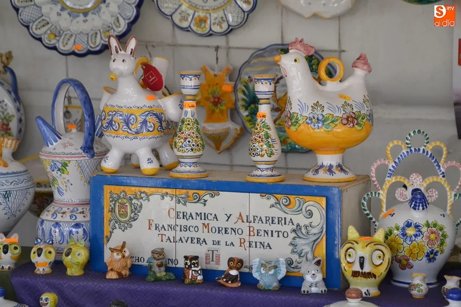 Foto 6 - Primeras compras en la XXXVI Feria de Cer&aacute;mica, que re&uacute;ne a artesanos de 7 Comunidades  