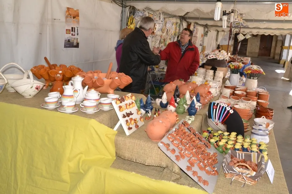 Foto 7 - Primeras compras en la XXXVI Feria de Cer&aacute;mica, que re&uacute;ne a artesanos de 7 Comunidades  