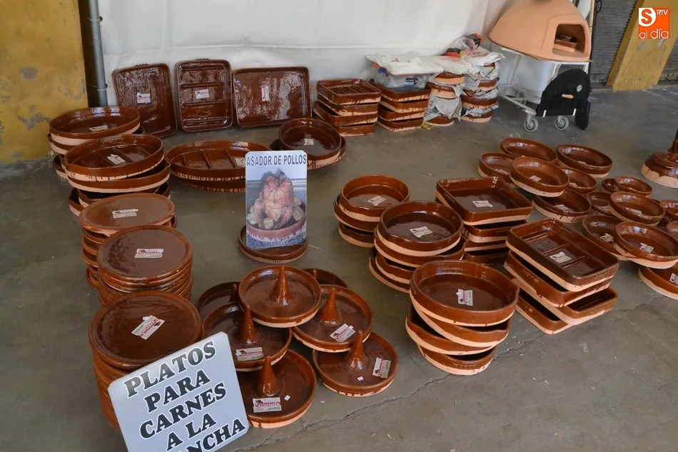 Foto 3 - Primeras compras en la XXXVI Feria de Cer&aacute;mica, que re&uacute;ne a artesanos de 7 Comunidades  