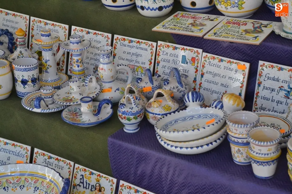 Foto 4 - Primeras compras en la XXXVI Feria de Cer&aacute;mica, que re&uacute;ne a artesanos de 7 Comunidades  