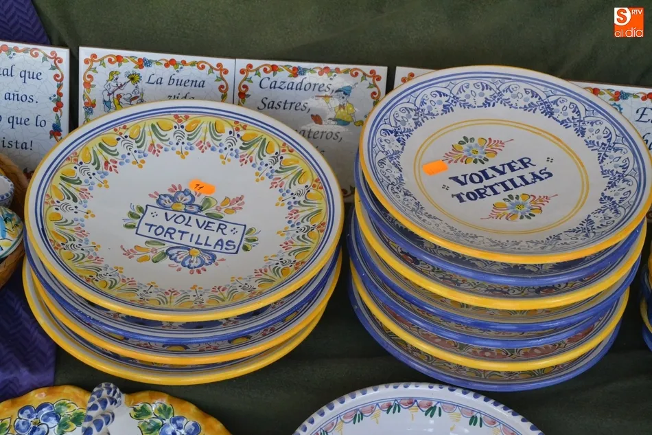 Foto 5 - Primeras compras en la XXXVI Feria de Cer&aacute;mica, que re&uacute;ne a artesanos de 7 Comunidades  