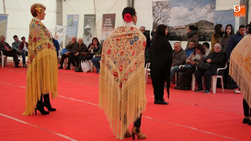 Un total de 50 mantones desfilaron esta tarde en la carpa institucional