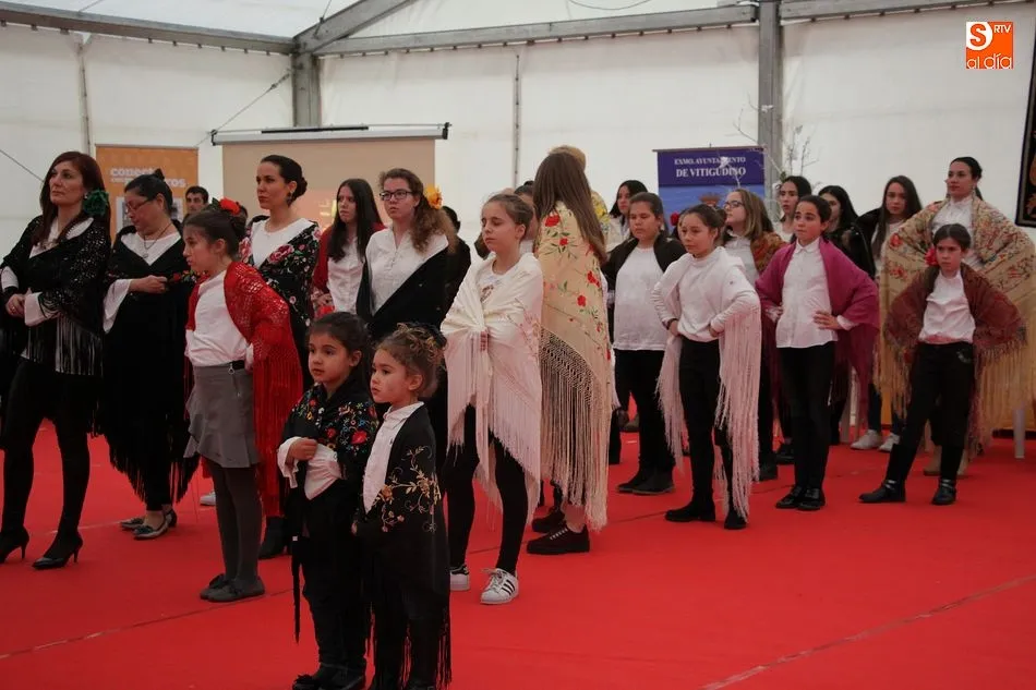 Foto 6 - El desfile de mantones pone m&aacute;s colorido a la Feria Agroalimentaria  