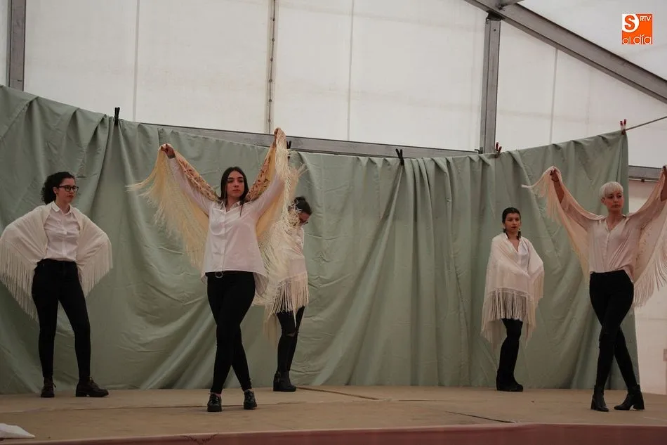 Foto 4 - El desfile de mantones pone m&aacute;s colorido a la Feria Agroalimentaria  