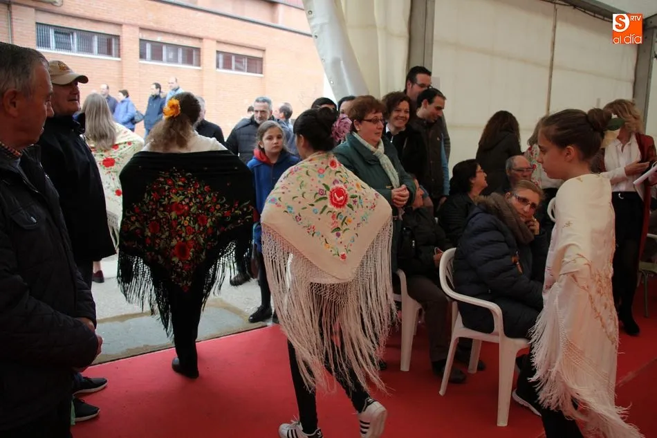 Foto 3 - El desfile de mantones pone m&aacute;s colorido a la Feria Agroalimentaria  