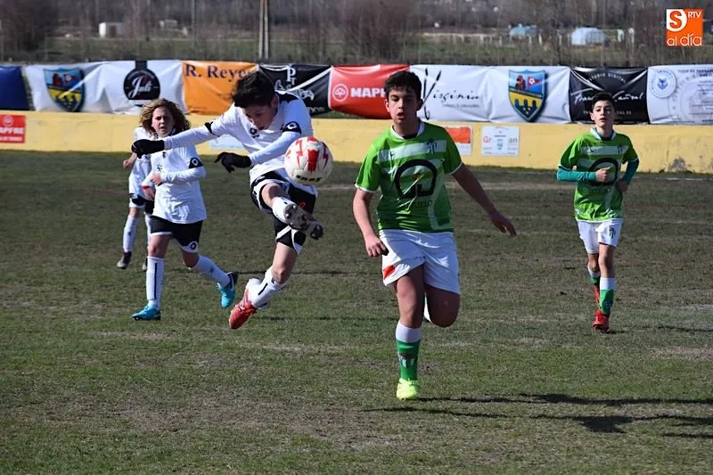 Lances del juego en el partido entre Guijuelo y el Salmantino UDS