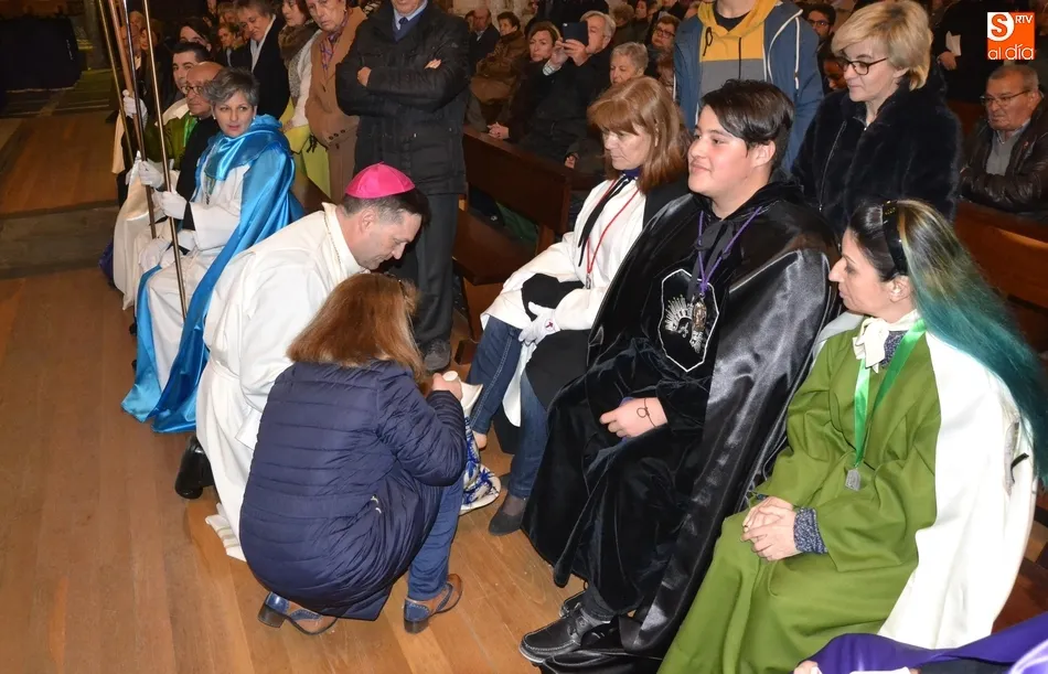 Foto 7 - El Obispo lava los pies a miembros de las Cofrad&iacute;as en la Catedral  