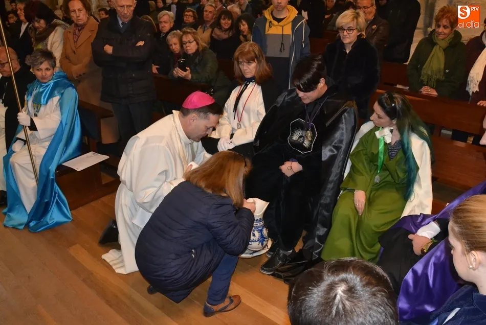 Foto 6 - El Obispo lava los pies a miembros de las Cofrad&iacute;as en la Catedral  