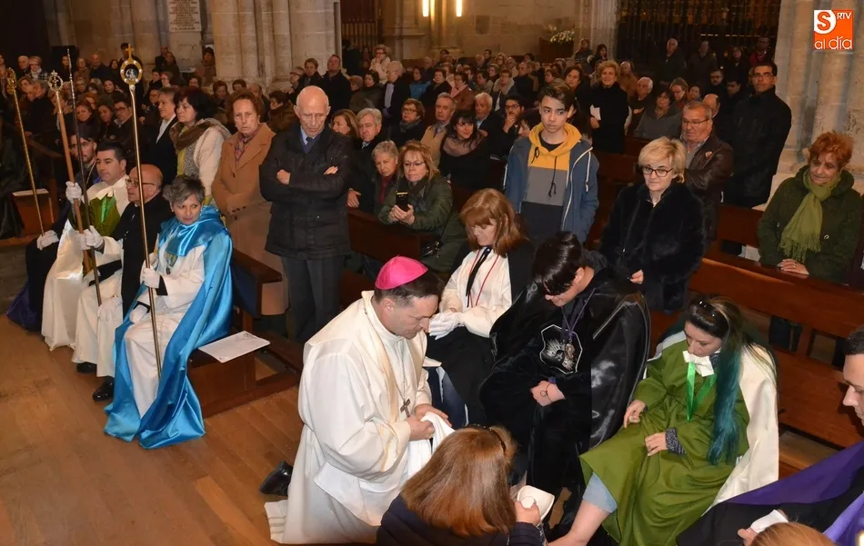 Foto 5 - El Obispo lava los pies a miembros de las Cofrad&iacute;as en la Catedral  