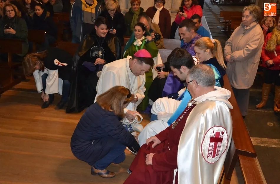 Foto 4 - El Obispo lava los pies a miembros de las Cofrad&iacute;as en la Catedral  