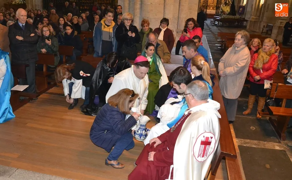 El Obispo lava los pies a miembros de las Cofradías en la Catedral  
